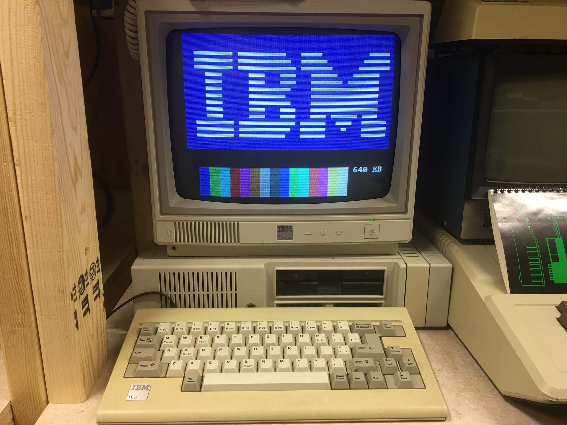 Ibm sans. Компьютер IBM PCJR. IBM PC 2022. Компьютеры IBM 1979. Компьютер IBM 2022.